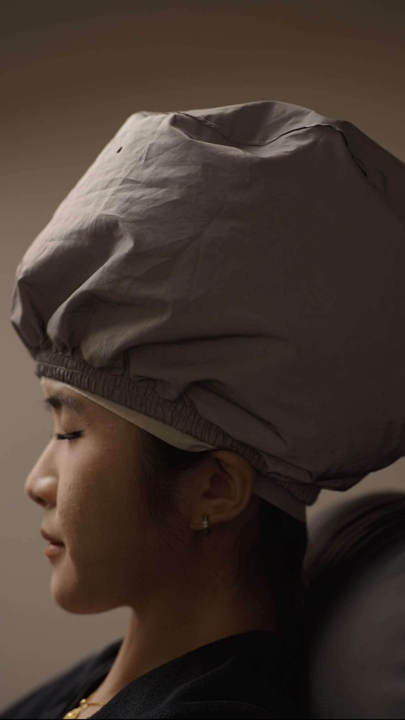 Guest relaxing during head spa at NŌMI
